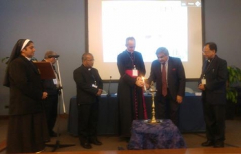 Ambassador Anil Wadhwa spoke at the Ruby Jubilee celebrations of the Chavara Institute of Interreligious and Indian studies in Rome and lit the traditional lamp. The ceremony was attended by representatives of different religious faiths. (25.3.17)